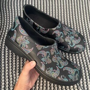 CROCS Neria slip resistant black paisley slip on clog women’s shoe size 11
